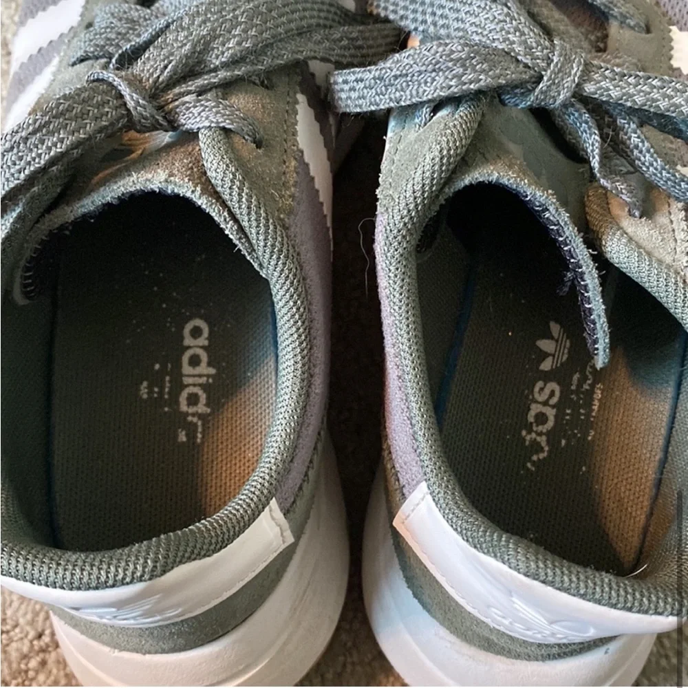 Adidas Sneakers